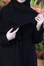 ⁦عبايه بلياقه مزينه بفايفين بلون اسود مبتكره⁩ - الصورة ⁦2⁩