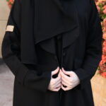 عبايه بلياقه مزينه بفايفين بلون اسود مبتكره