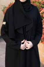 عبايه بلياقه مزينه بفايفين بلون اسود مبتكره