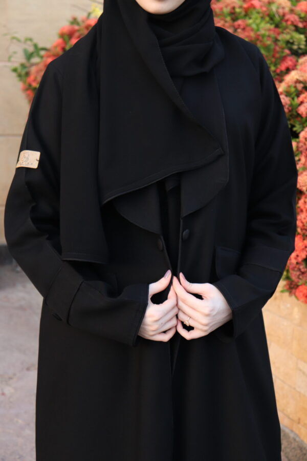 ⁦عبايه بلياقه مزينه بفايفين بلون اسود مبتكره⁩ - الصورة ⁦3⁩