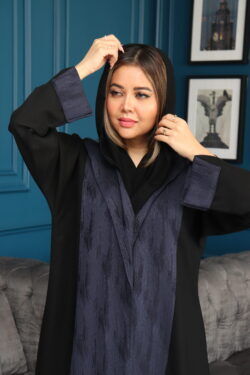 عباية كريب منسوجه بقماش مقلم بلون كحلي