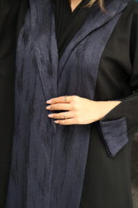 عباية كريب منسوجه بقماش مقلم بلون كحلي