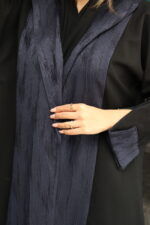 عباية كريب منسوجه بقماش مقلم بلون كحلي