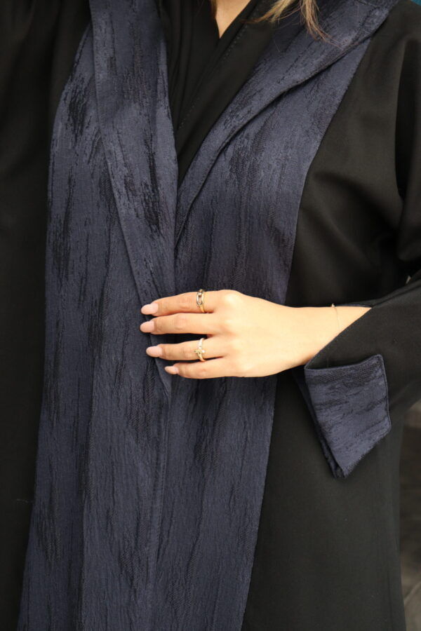 عباية كريب منسوجه بقماش مقلم بلون كحلي