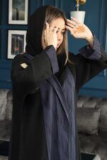 ⁦عباية كريب منسوجه بقماش مقلم بلون كحلي⁩ - الصورة ⁦3⁩