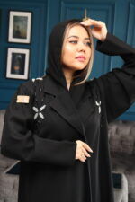 ⁦عبايه بياقة بشك على الأكتاف بلون أسود و أبيض ومزين بخرز لامع⁩ - الصورة ⁦7⁩