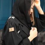 ⁦عبايه بياقة بشك على الأكتاف بلون أسود و أبيض ومزين بخرز لامع⁩ - الصورة ⁦2⁩