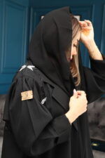 ⁦عبايه بياقة بشك على الأكتاف بلون أسود و أبيض ومزين بخرز لامع⁩ - الصورة ⁦2⁩