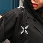 ⁦عبايه بياقة بشك على الأكتاف بلون أسود و أبيض ومزين بخرز لامع⁩ - الصورة ⁦3⁩