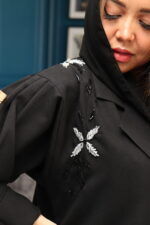 ⁦عبايه بياقة بشك على الأكتاف بلون أسود و أبيض ومزين بخرز لامع⁩ - الصورة ⁦3⁩