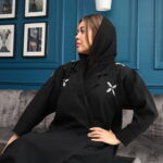 ⁦عبايه بياقة بشك على الأكتاف بلون أسود و أبيض ومزين بخرز لامع⁩ - الصورة ⁦4⁩