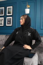 ⁦عبايه بياقة بشك على الأكتاف بلون أسود و أبيض ومزين بخرز لامع⁩ - الصورة ⁦4⁩