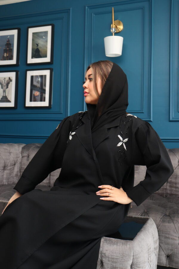 ⁦عبايه بياقة بشك على الأكتاف بلون أسود و أبيض ومزين بخرز لامع⁩ - الصورة ⁦4⁩