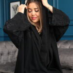 ⁦عبايه بتطريز اسود على اكتاف بأسلوب مبتكر⁩ - الصورة ⁦2⁩