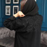 ⁦عبايه بتطريز اسود على اكتاف بأسلوب مبتكر⁩ - الصورة ⁦3⁩