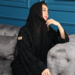 ⁦عبايه بتطريز اسود على اكتاف بأسلوب مبتكر⁩ - الصورة ⁦4⁩