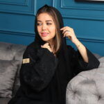 ⁦عبايه بتطريز اسود على اكتاف بأسلوب مبتكر⁩ - الصورة ⁦5⁩