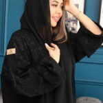 عبايه بتطريز اسود على اكتاف بأسلوب مبتكر