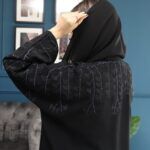 عباية بتطريز على الأكتاف مبتكره بلون أسود وكحلي