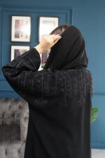 عباية بتطريز على الأكتاف مبتكره بلون أسود وكحلي