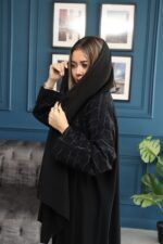 ⁦عباية بتطريز على الأكتاف مبتكره بلون أسود وكحلي⁩ - الصورة ⁦3⁩