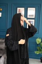 ⁦عباية بتطريز على الأكتاف مبتكره بلون أسود وكحلي⁩ - الصورة ⁦4⁩