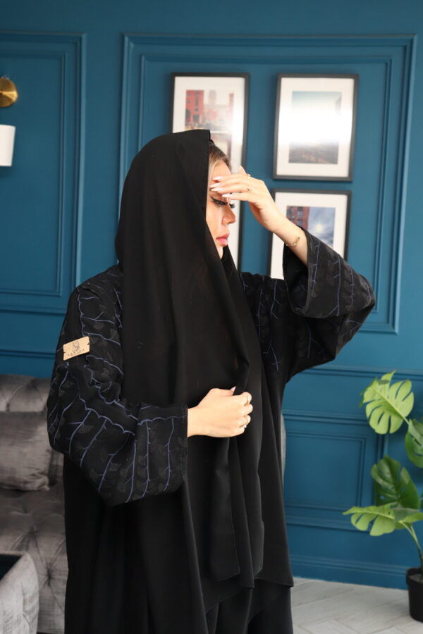 ⁦عباية بتطريز على الأكتاف مبتكره بلون أسود وكحلي⁩ - الصورة ⁦4⁩