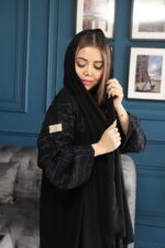 ⁦عباية بتطريز على الأكتاف مبتكره بلون أسود وكحلي⁩ - الصورة ⁦5⁩