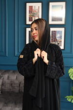 ⁦عباية بتطريز على الأكتاف مبتكره بلون أسود وكحلي⁩ - الصورة ⁦6⁩