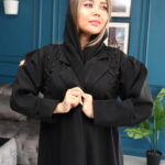 ⁦عبايه بياقه بشك على اكتاف بلون اسود وخرز لامع⁩ - الصورة ⁦3⁩