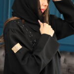 ⁦عبايه بياقه بشك على اكتاف بلون اسود وخرز لامع⁩ - الصورة ⁦2⁩