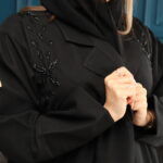 ⁦عبايه بياقه بشك على اكتاف بلون اسود وخرز لامع⁩ - الصورة ⁦5⁩