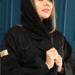 ⁦عبايه بياقه بشك على اكتاف بلون اسود وخرز لامع⁩ - الصورة ⁦6⁩