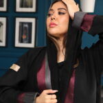 ⁦عبايه كتف مزين بشريط شنطون أنيق⁩ - الصورة ⁦5⁩