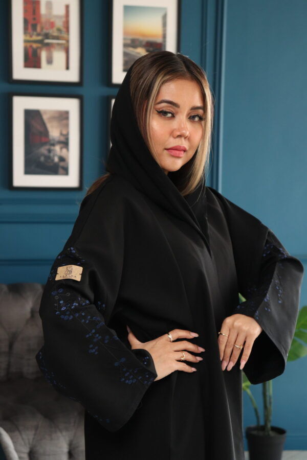 ⁦عبايه كلاسيك مبتكره بتطريز على الكم⁩ - الصورة ⁦2⁩