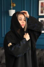 ⁦عبايه كلاسيك مبتكره بتطريز على الكم⁩ - الصورة ⁦3⁩