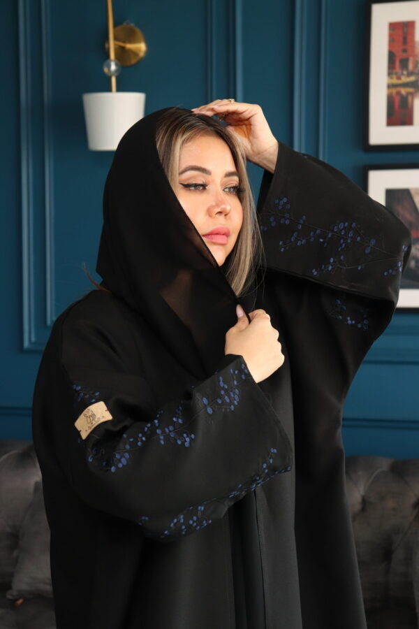 ⁦عبايه كلاسيك مبتكره بتطريز على الكم⁩ - الصورة ⁦3⁩