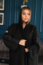 عبايه كلاسيك مبتكره بتطريز على الكم