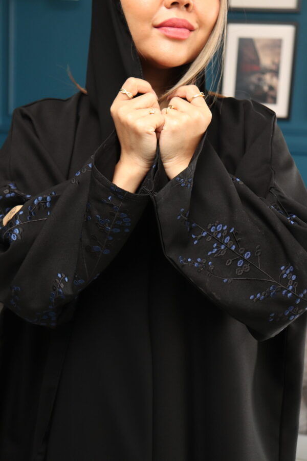 ⁦عبايه كلاسيك مبتكره بتطريز على الكم⁩ - الصورة ⁦5⁩