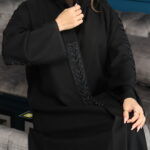 عبايه بشريط شك من اكتاف وخرز لامع على شكل ريشية