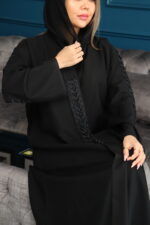 عبايه بشريط شك من اكتاف وخرز لامع على شكل ريشية