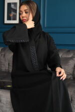 ⁦عبايه بشريط شك من اكتاف وخرز لامع على شكل ريشية⁩ - الصورة ⁦3⁩