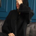 ⁦عبايه بشريط شك من اكتاف وخرز لامع على شكل ريشية⁩ - الصورة ⁦4⁩