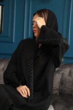 ⁦عبايه بشريط شك من اكتاف وخرز لامع على شكل ريشية⁩ - الصورة ⁦4⁩