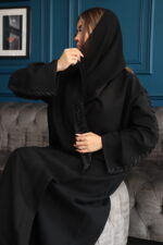 ⁦عبايه بشريط شك من اكتاف وخرز لامع على شكل ريشية⁩ - الصورة ⁦5⁩