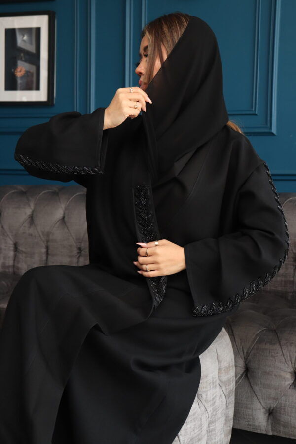 ⁦عبايه بشريط شك من اكتاف وخرز لامع على شكل ريشية⁩ - الصورة ⁦5⁩