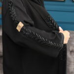 ⁦عبايه بشريط شك من اكتاف وخرز لامع على شكل ريشية⁩ - الصورة ⁦6⁩