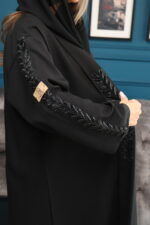 ⁦عبايه بشريط شك من اكتاف وخرز لامع على شكل ريشية⁩ - الصورة ⁦6⁩