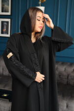 ⁦عبايه بشريط شك من اكتاف وخرز لامع على شكل ريشية⁩ - الصورة ⁦7⁩