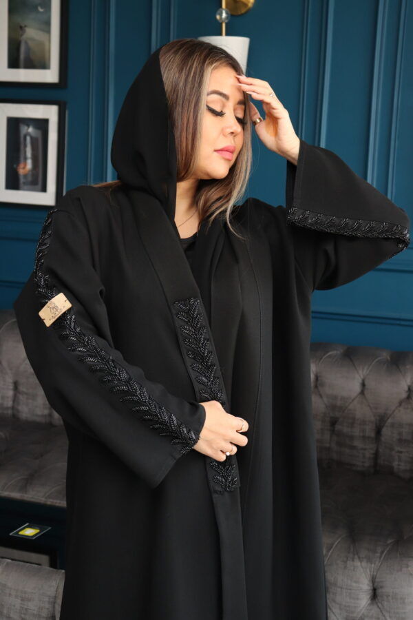 ⁦عبايه بشريط شك من اكتاف وخرز لامع على شكل ريشية⁩ - الصورة ⁦7⁩